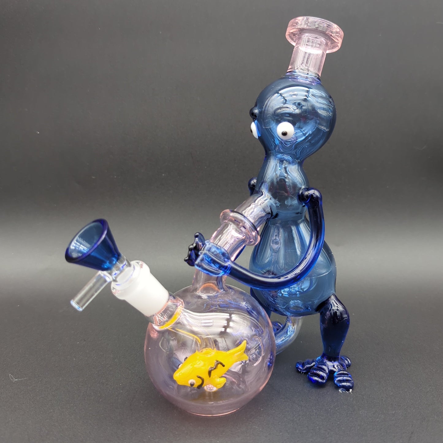 Alien Smoking a Goldfish 9" Recycler Bong - Avernic Smoke Shop